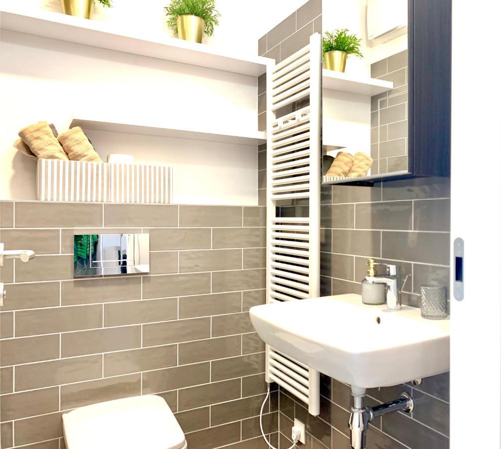 Luxury, Bright Studio With Parking And Balcony In Bratislava Center Exteriör bild